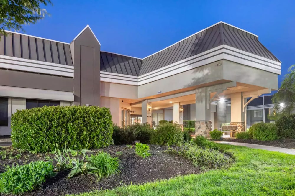 Charming Ensuite Rooms in NEW CUMBERLAND view 3