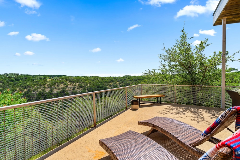 Luxury 7BR Hill Country Gem With Barndominium