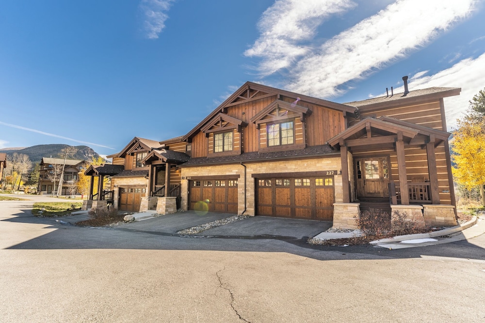223 Caravelle Drive