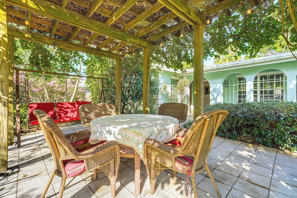 1 Mi to Dtwn Stuart: Home w/ Pergola & Garden!