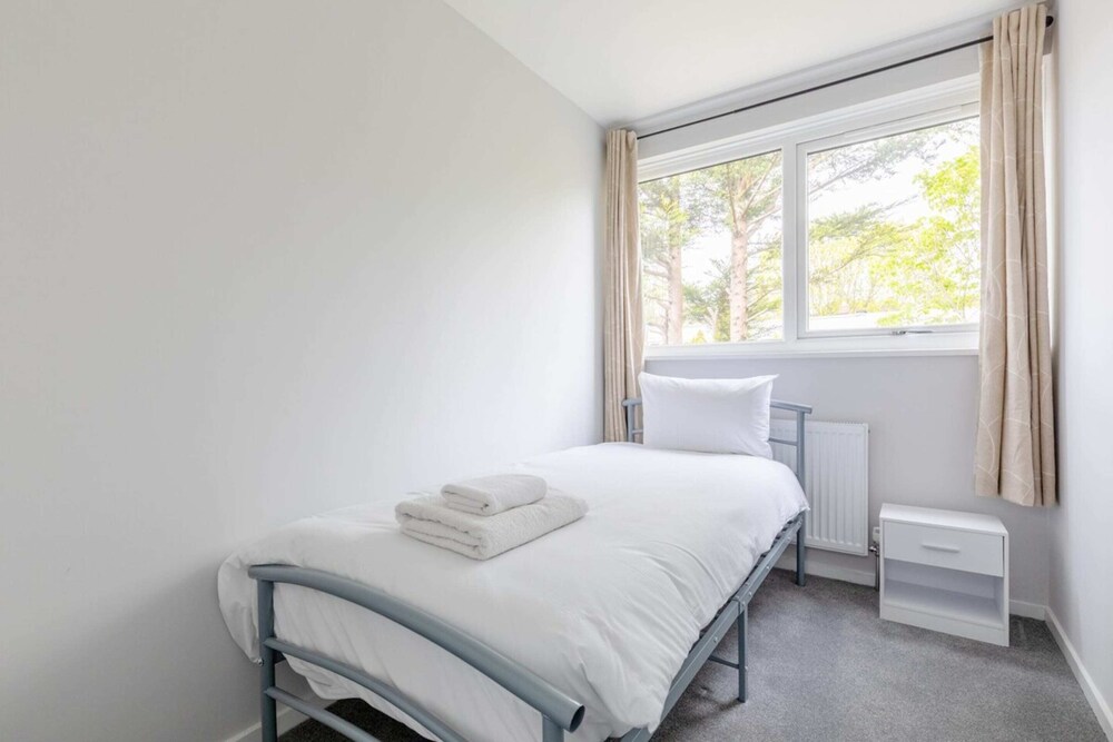 Newly Renovated 3BD Home, Islington!