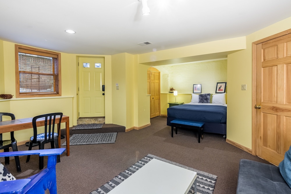 Cozy Lincoln Park Studio - Steps to Zoo! by AllSet Turnover photo 4