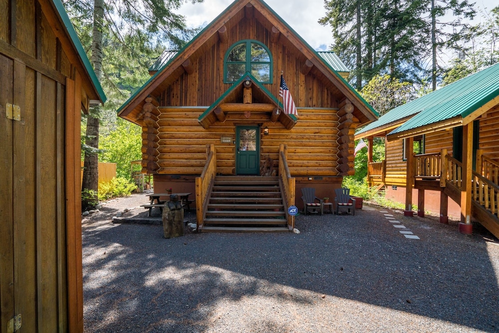 Moosehead Lodge 3 Bedroom Home by NW Comfy Cabins view 5