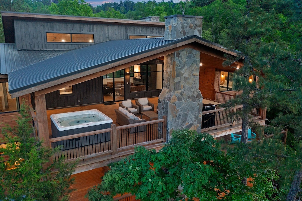 Luxury Retreat in Broken Bow