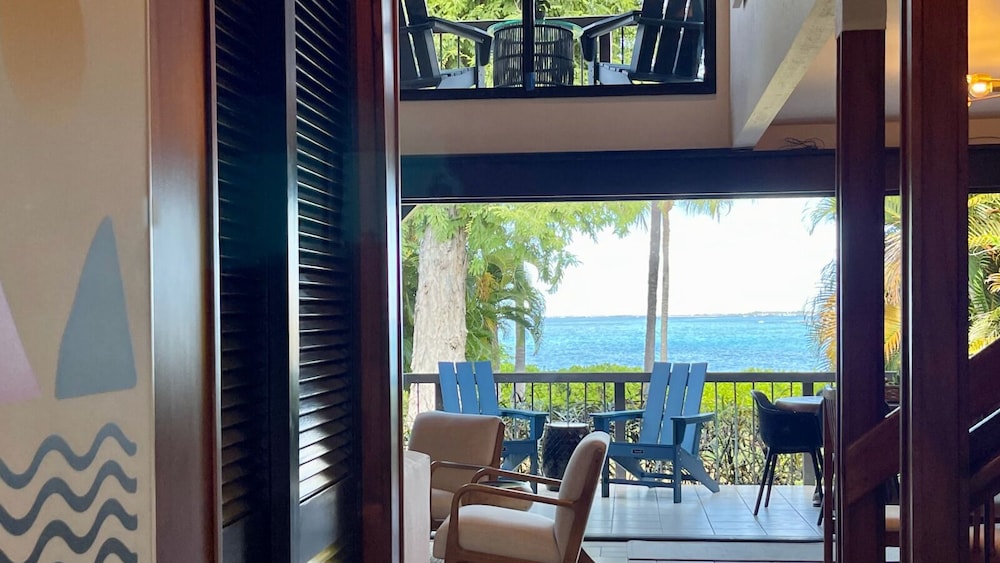 Sophisticated Oceanfront Retreat - Air-conditioned - Walk to Beach - Vrkcv