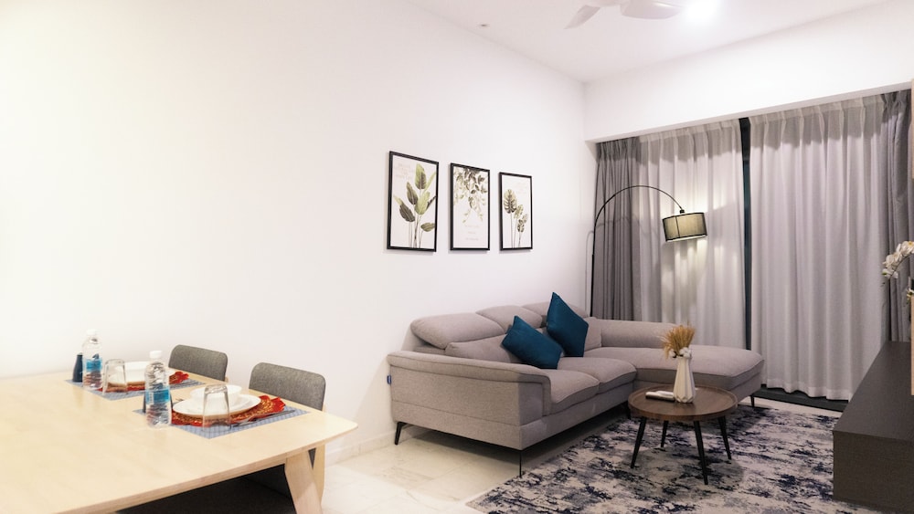 Moonway Luxury Suites At Eaton Residence