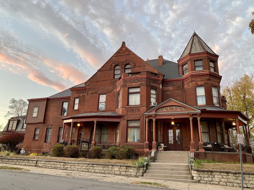 Vineyard Mansion & Carriage House Bed & Breakfast
