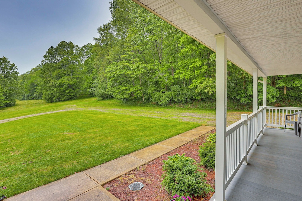 2 Mi to Woodbury Wildlife Area: Cozy Farmhouse!