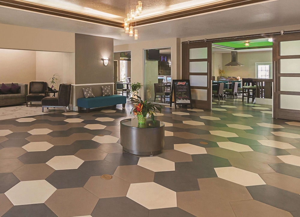 La Quinta Inn Suites by Wyndham Kingwood Houston IAH Airpt - Property Image 35