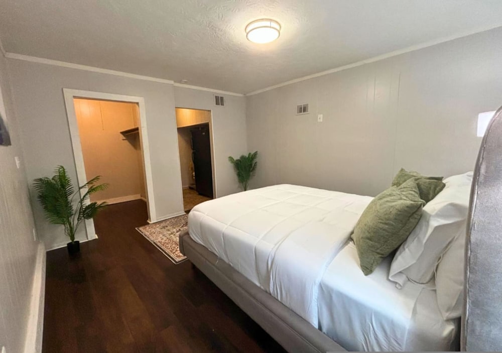 Retro 1BR Near Downtown Quiet Comfy Stay