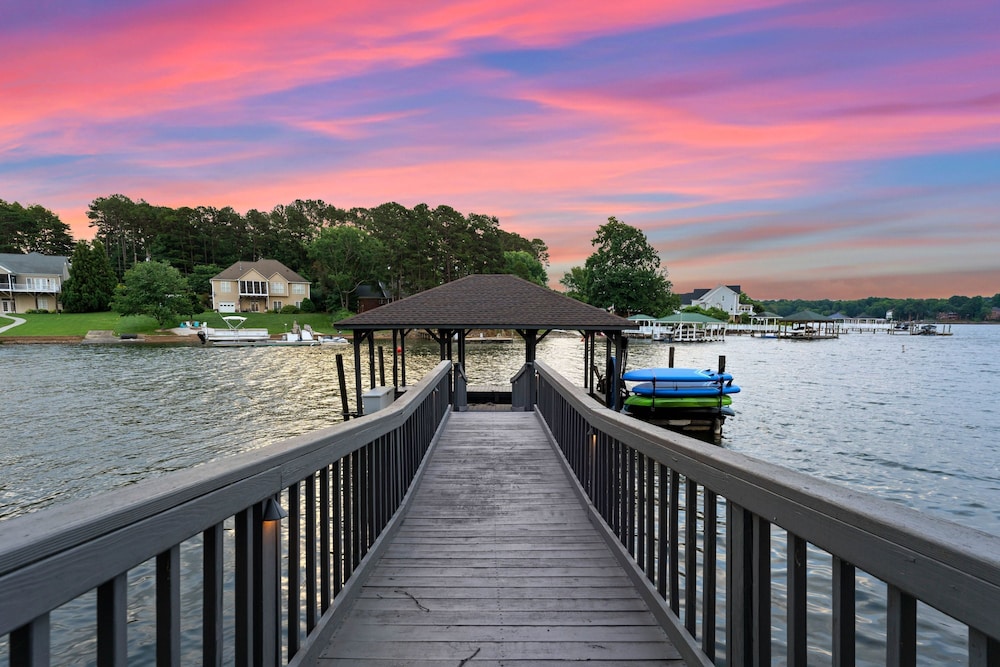 Paradise Pointe by Avantstay Lakefront Views Playset