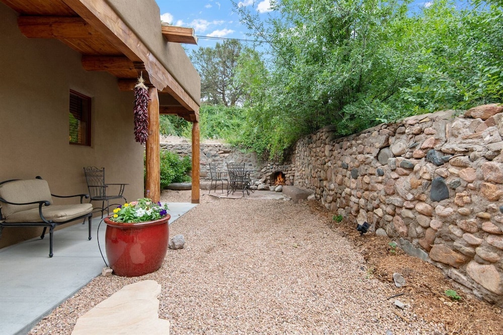 Bella - Sweet Casita in the Heart of Santa Fe, Six Blocks to the Plaza