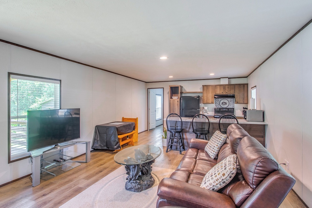 2 Mi to Ocean Isle Beach: Family Home w/ Deck!