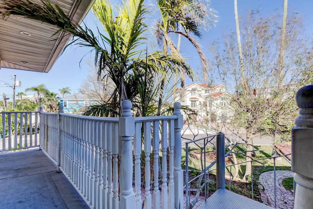 Simple Rooftop Gem 2 Blocks 2 Beach Pets Allowed