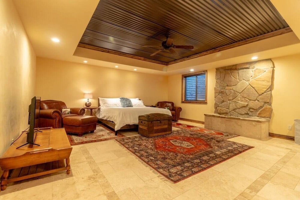 14 Guests 5BR 2BA Game room and Living