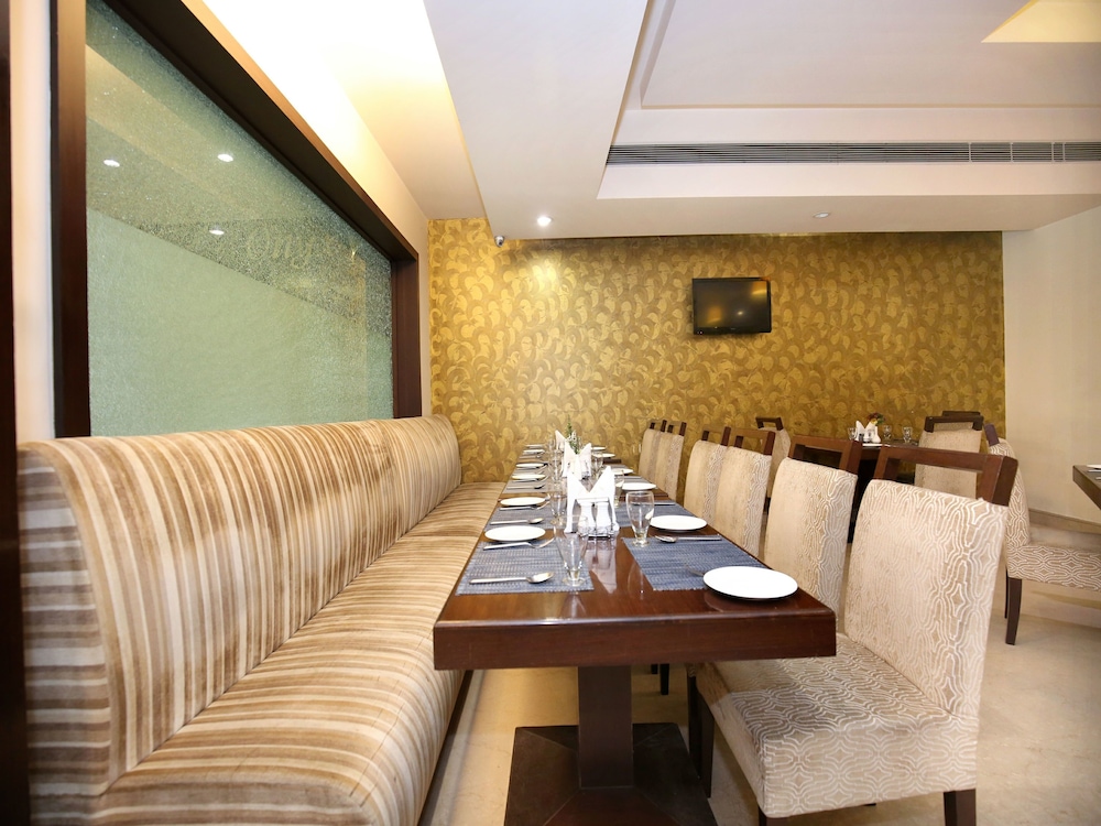OYO 12989 White Diamond Hotel