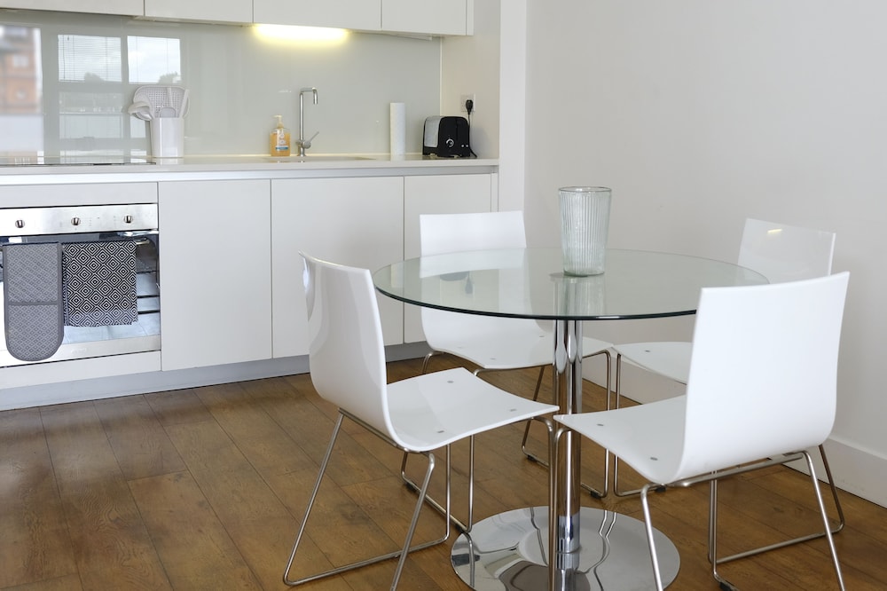Luxury 2-bed Flat, Parking and Close to the Tube