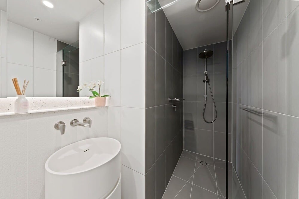 A Chic 2BR Apt Near Melbourne CBD w/ Free Parking
