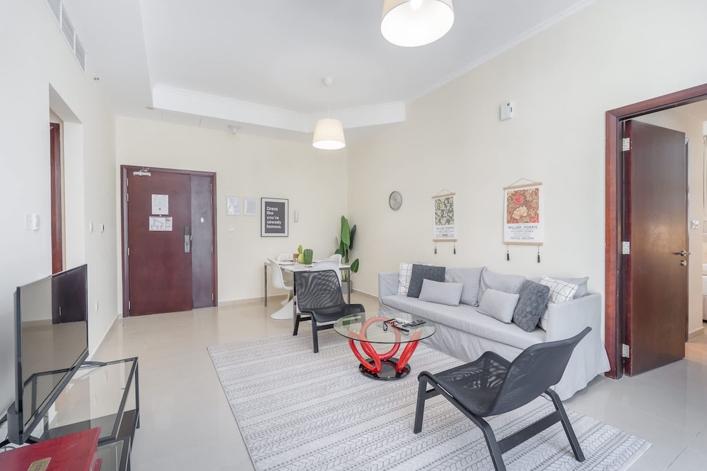 Lovely and Spacious 1BR in DEC Tower Near Marina Walk