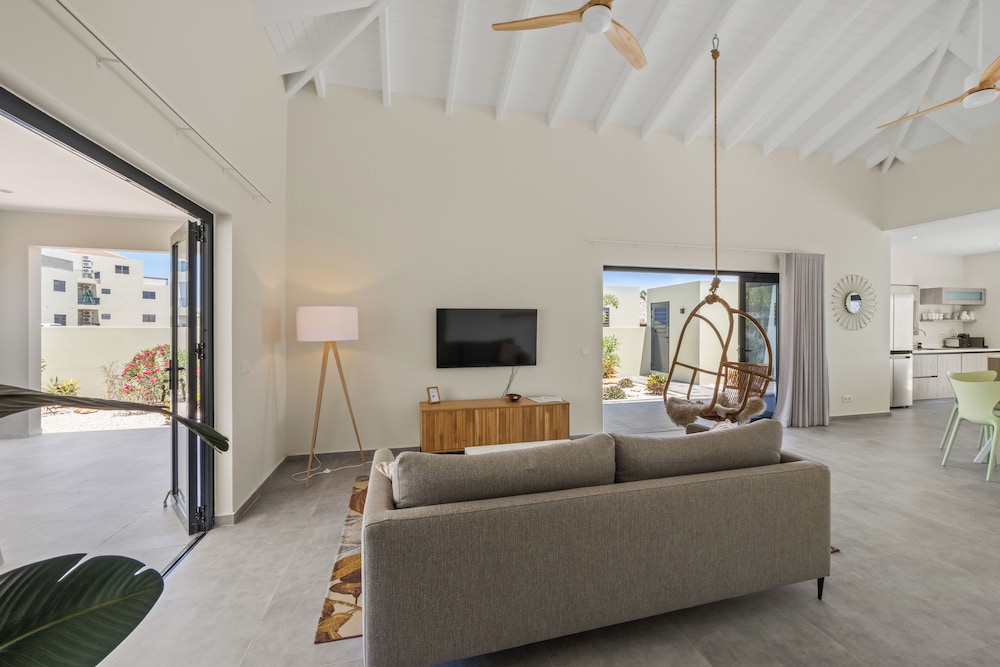 Villa Solana with private pool, Mambo Beach