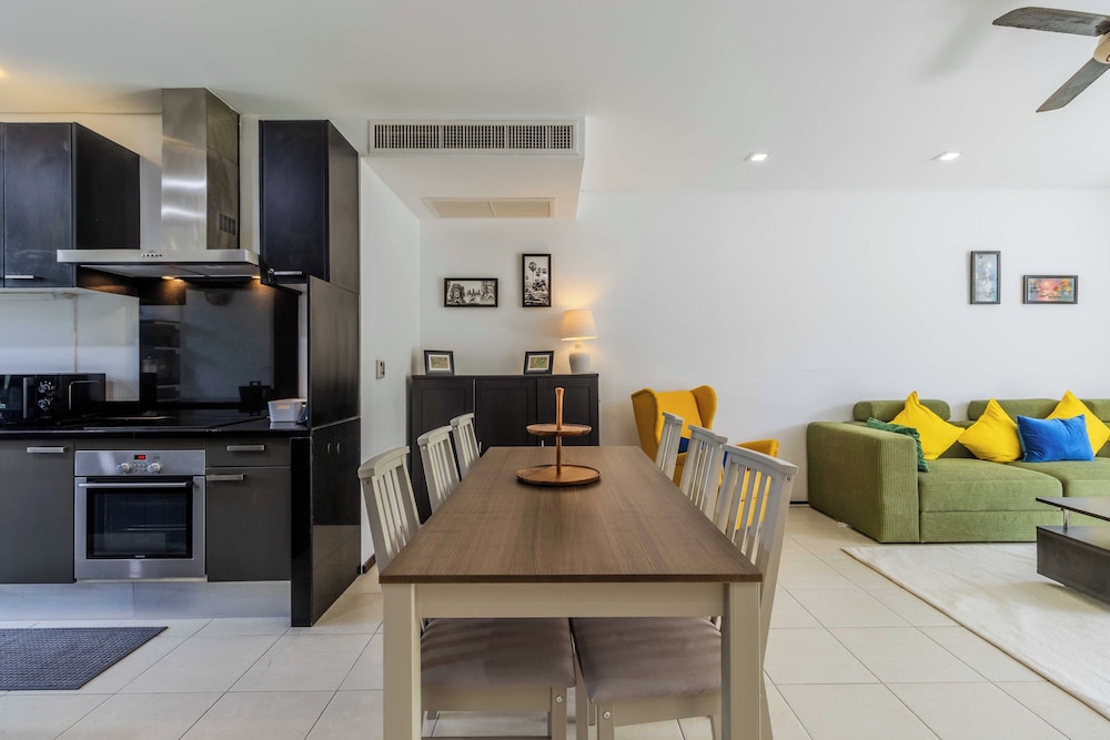 2BR Pool View Short Walk to Beach C254