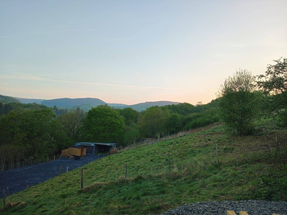 Llandovery - Cabin - Sleeps 2 - Parking - Garden