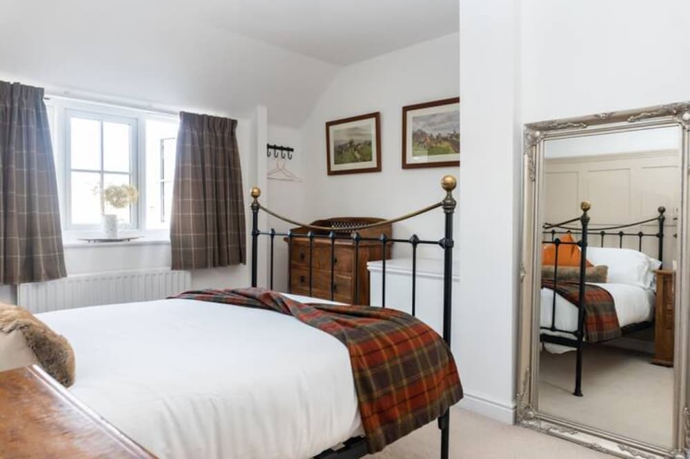 4 Bed-House Sleep 10-Parking-HotTub-Wifi view 3