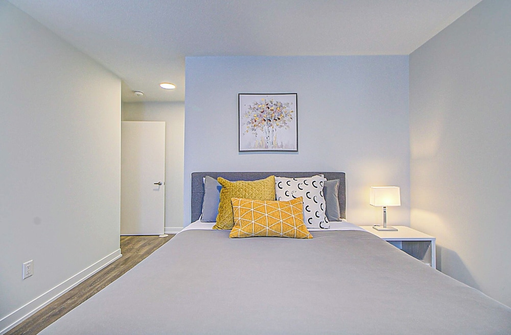 Modern 3BR Retreat Near Yorkdale Mall