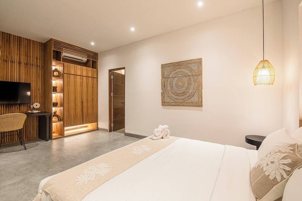 Elegant 6BR Canggu Villa Steps From the Ocean