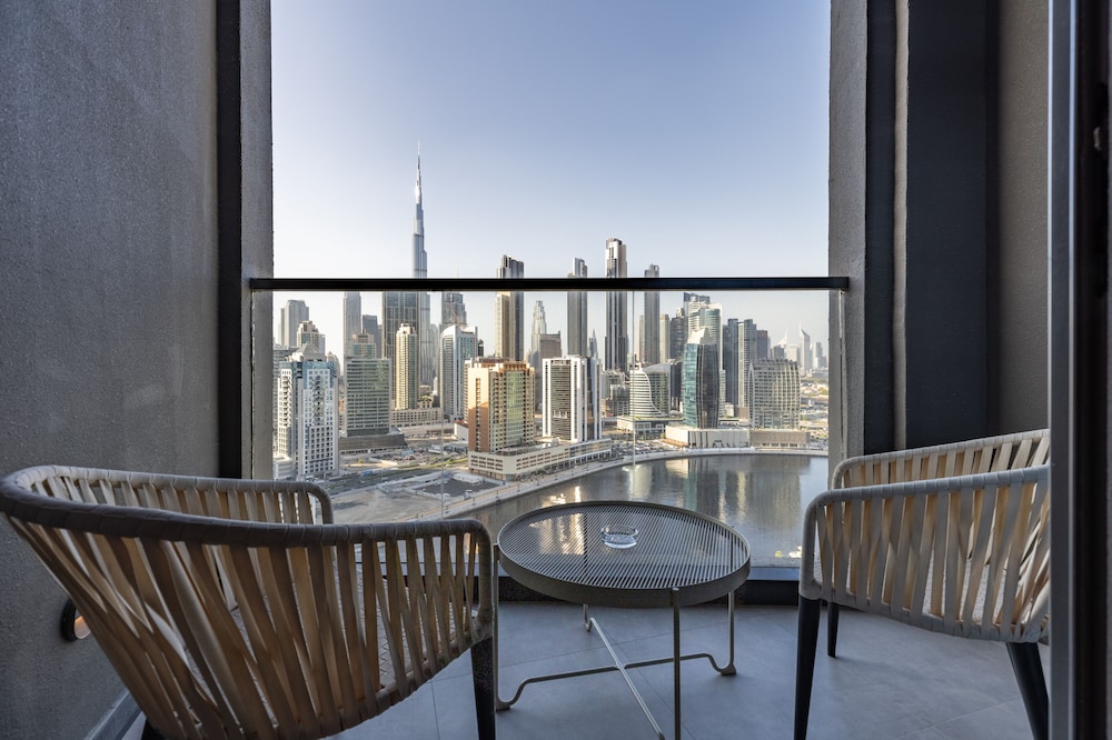 Waves - Tranquil Waterfront Living 2B Retreat With Balcony — Dubai