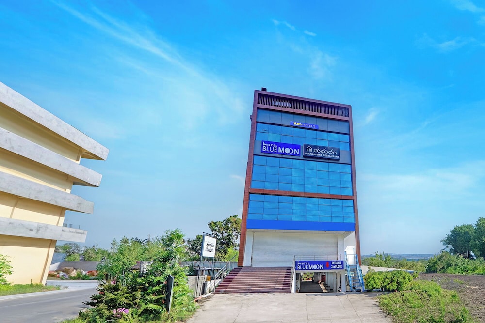 Fabhotel Blue Moon