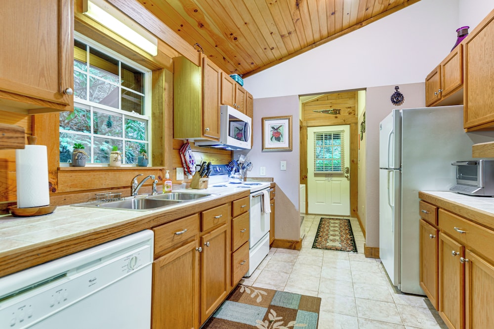 Serene Maggie Valley Retreat w/ Deck & Hot Tub! view 5