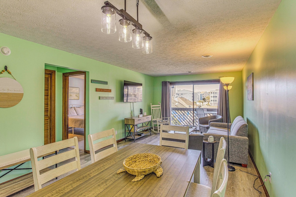 Walk to Ocean: Condo w/ 3 Pools in Myrtle Beach