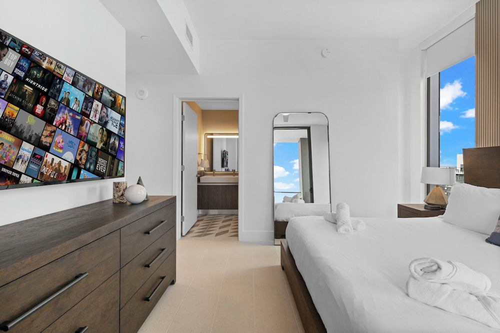 Lux Studio W City Views and Pool