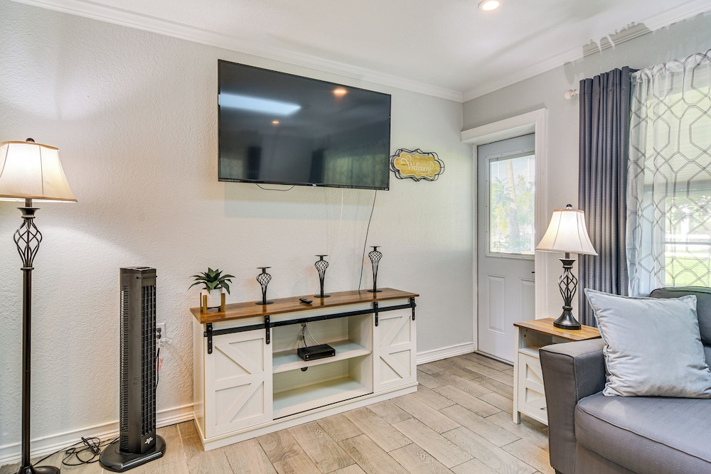Hot Tub & Fenced Yard: Tranquil Home in Valrico!