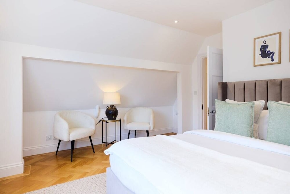 The Charm of Chelsea - Modern 4bdr With Shared Courtyard