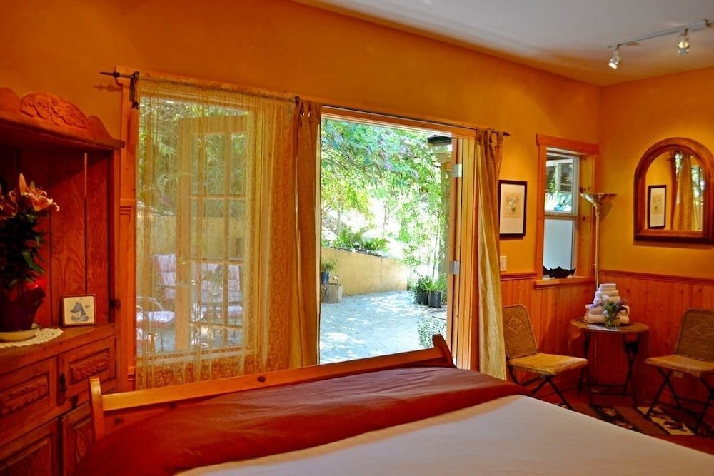 Alderwood Cottage & Suite - Bowen Island