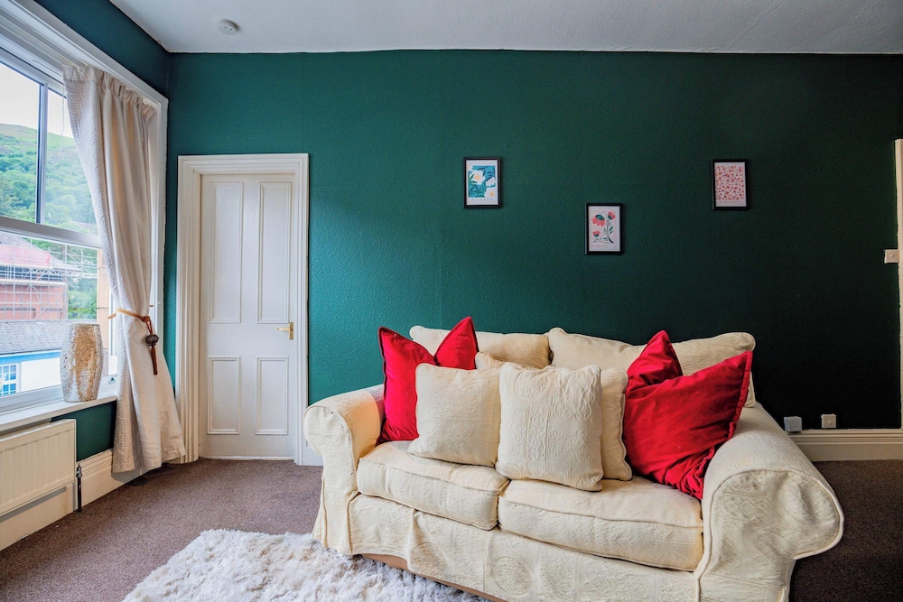 Host Stay Broadbanks Apartment