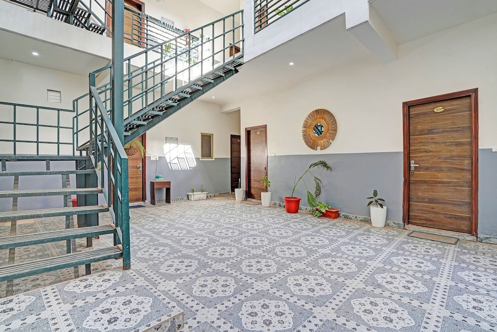 Fabhotel Hazel Town House