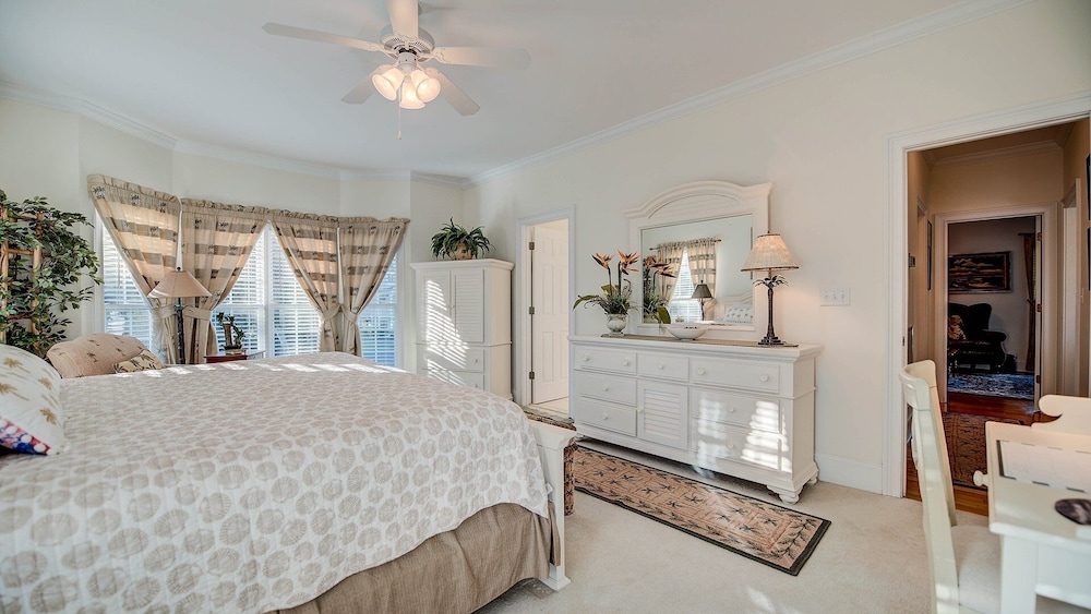 Inviting Beach Retreat With Wonderful Lake Views To Relax And Enjoy 5 Bedroom Home by Peace Vacations