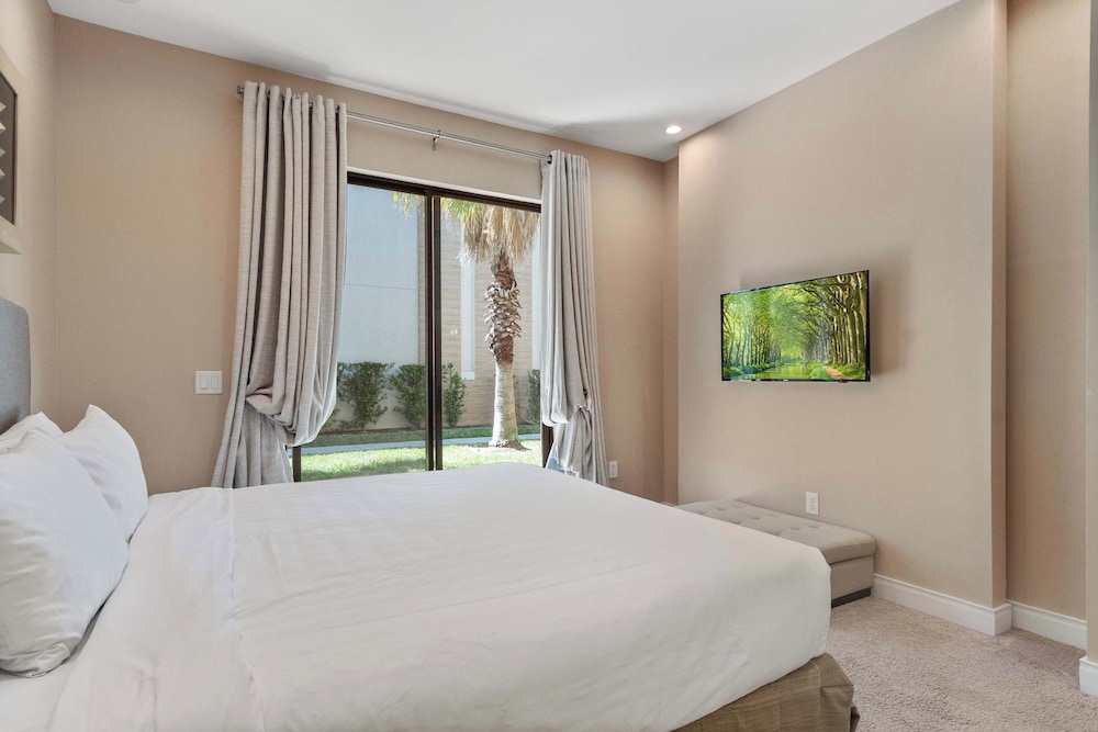 Chic Disney Villa Stunning Patio, Resort Amenities & Minutes From Parks