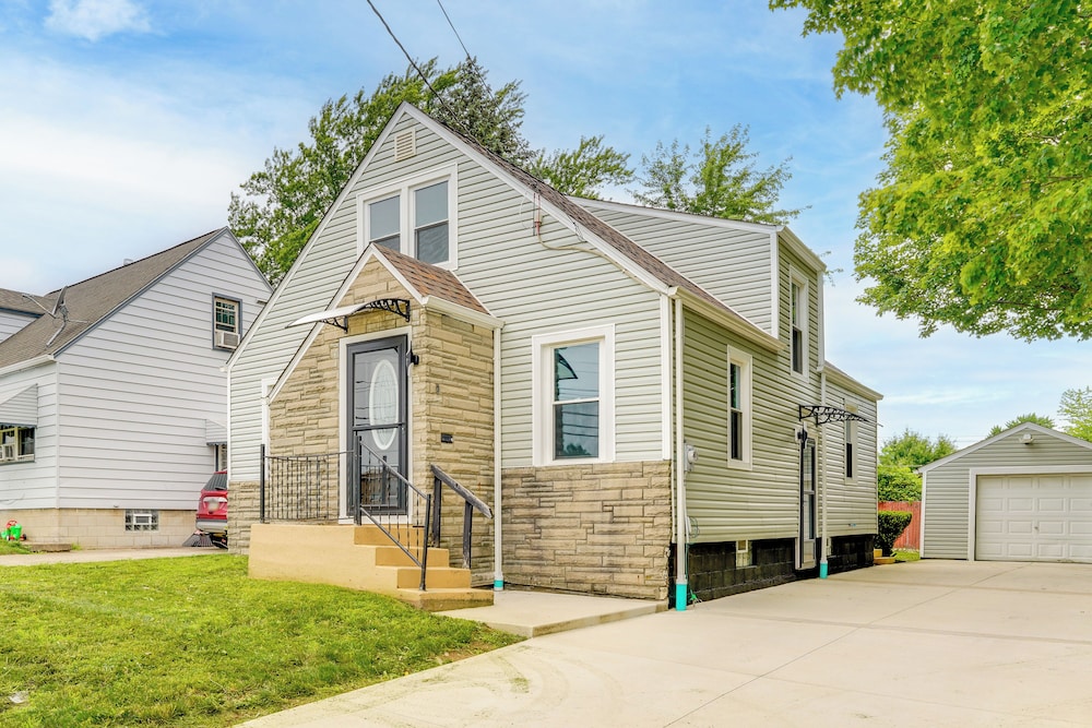 3 Mi to Dtwn Youngstown & Ysu: Family Home w/ Yard