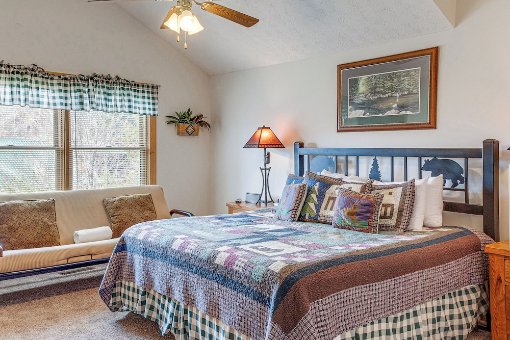 Hot Tub & Game Room: Log Cabin 2 Mi to Ripleys!