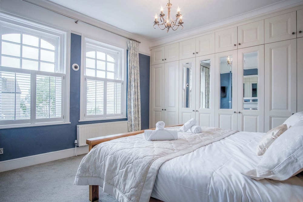 Overland Road 4 Bed House Mumbles