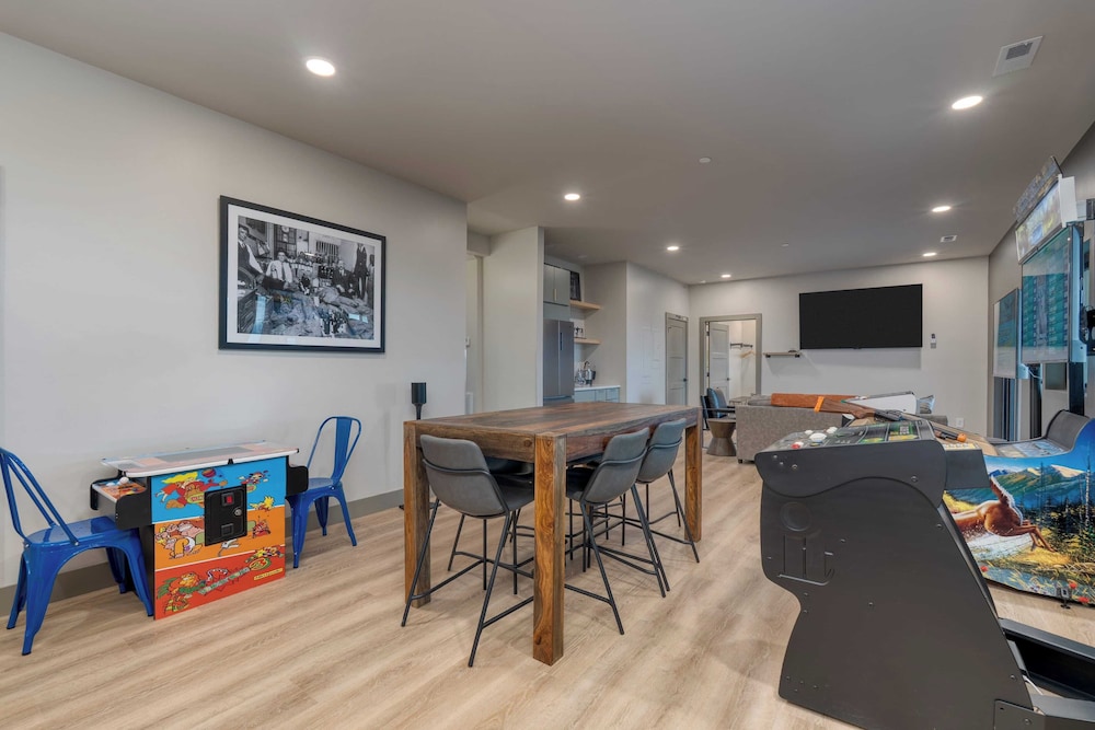 Luxury Group Retreat w/ Indoor Pool, Arcade & 56-mile Views Grand Vista Retreat