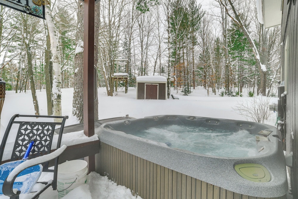 Private Hot Tub & Deck: Gaylord Family Home!