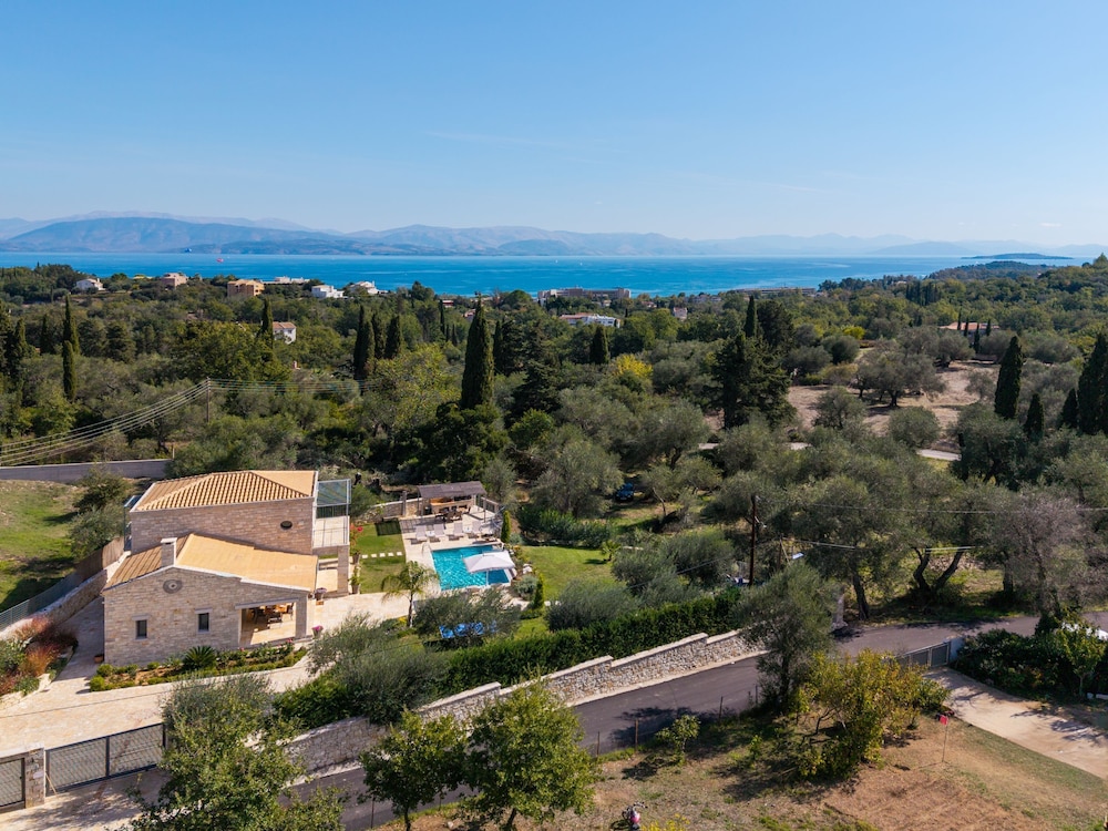 Mateo Stone Villa in Kato Korakiana