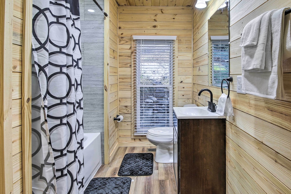 Pet-friendly Gatlinburg Cabin w/ Hot Tub!