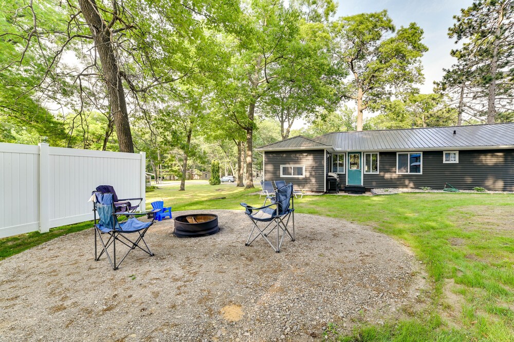 Houghton Lake Family Cottage w/ Game Room! view 5