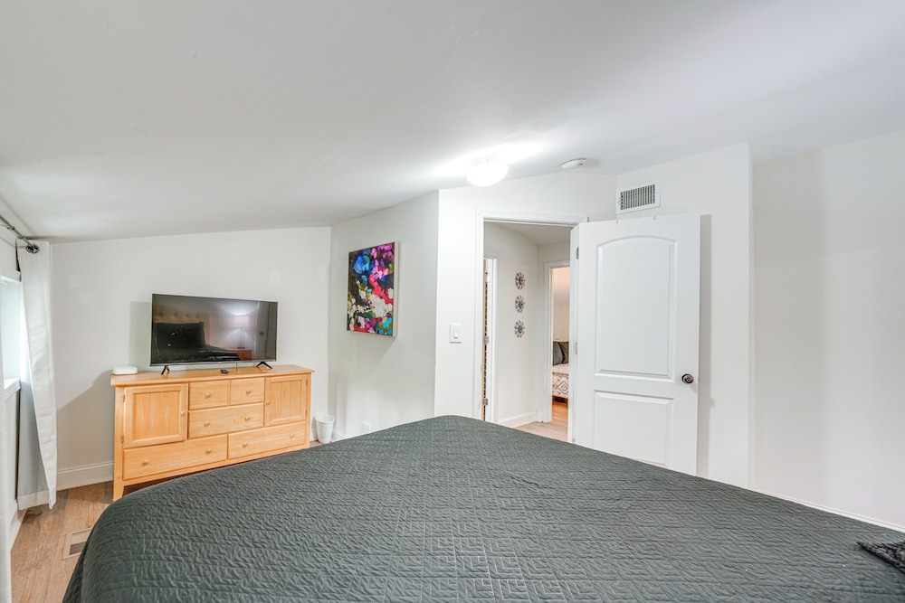 Fire Pit & Grill: Family Home on Fox River Trail!